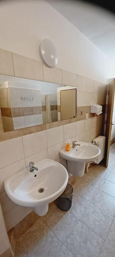 Penzion A Restaurace U Jezirka Hrimezdice Buitenkant foto